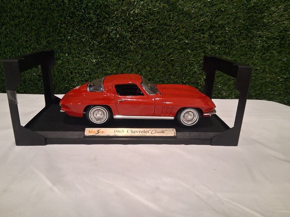 Maisto 1965 Chevrolet Corvette Sting Ray Coupe 1/18 Diecast Car Red With Base